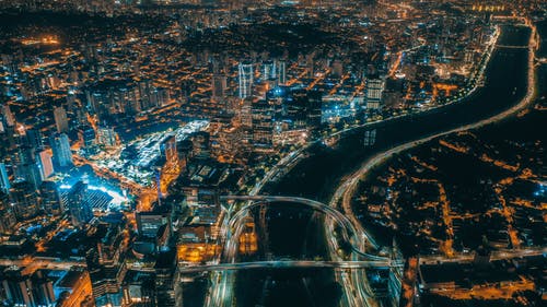 夜间城市建筑物的航拍 · 免费素材图片
