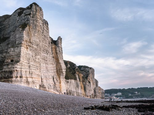 海滩上的岩层 · 免费素材图片