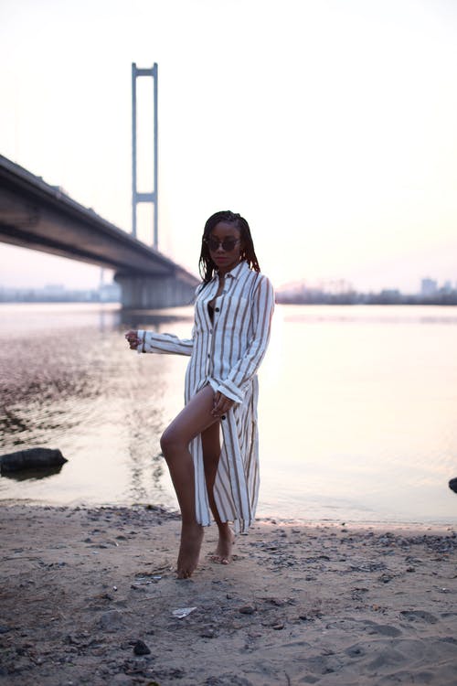 站在河岸上的女人 · 免费素材图片