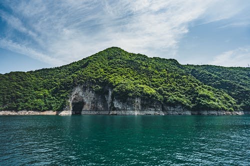 树木覆盖的山的风景照片 · 免费素材图片