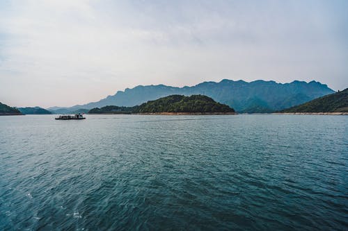 树木覆盖的岛屿照片 · 免费素材图片