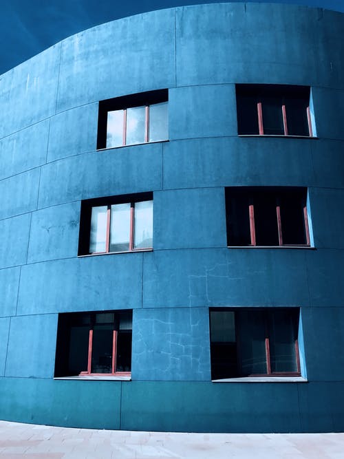 蓝色混凝土建筑 · 免费素材图片