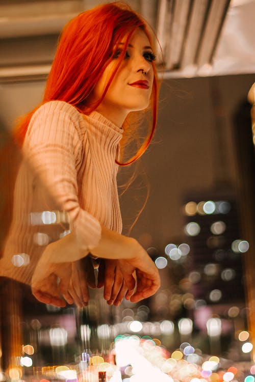 红头发的女人的选择性焦点照片 · 免费素材图片
