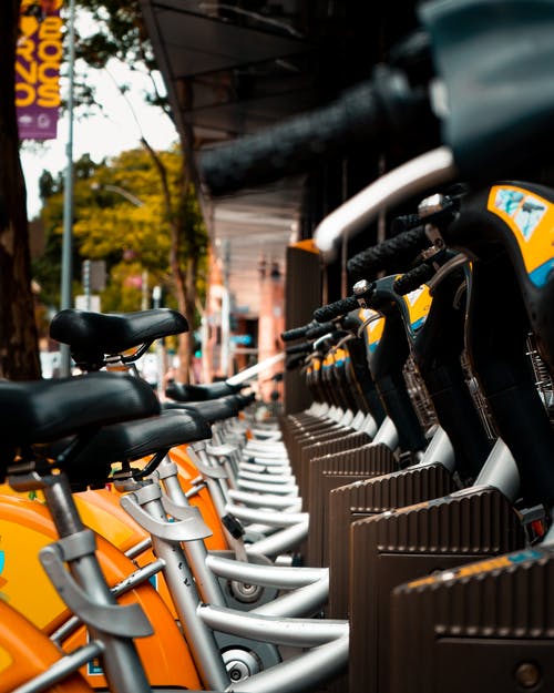 灰色和黄色的自行车，在停车场上的照片 · 免费素材图片