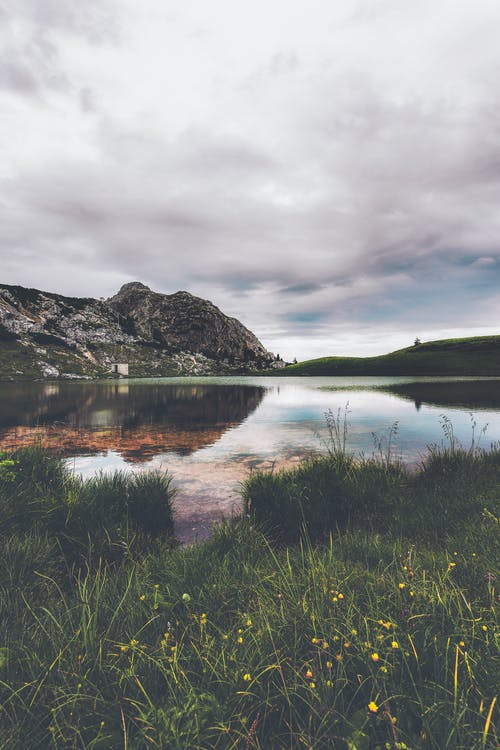 白云下的湖上的灰色山 · 免费素材图片