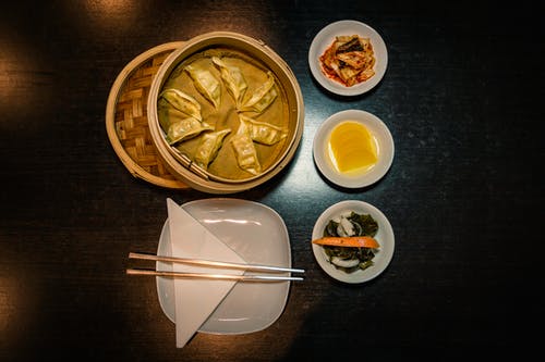 盘子上的筷子靠近盘子上的食物 · 免费素材图片