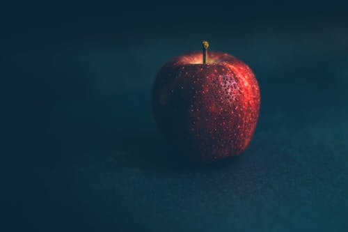 红苹果果实在深色背景上用水下降 · 免费素材图片
