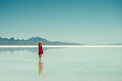 穿红色连衣裙的女人的照片 · 免费素材图片