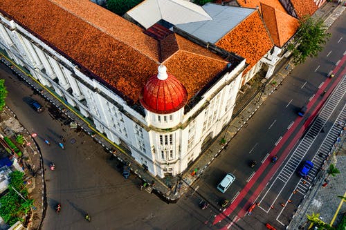 建筑物近路航拍 · 免费素材图片
