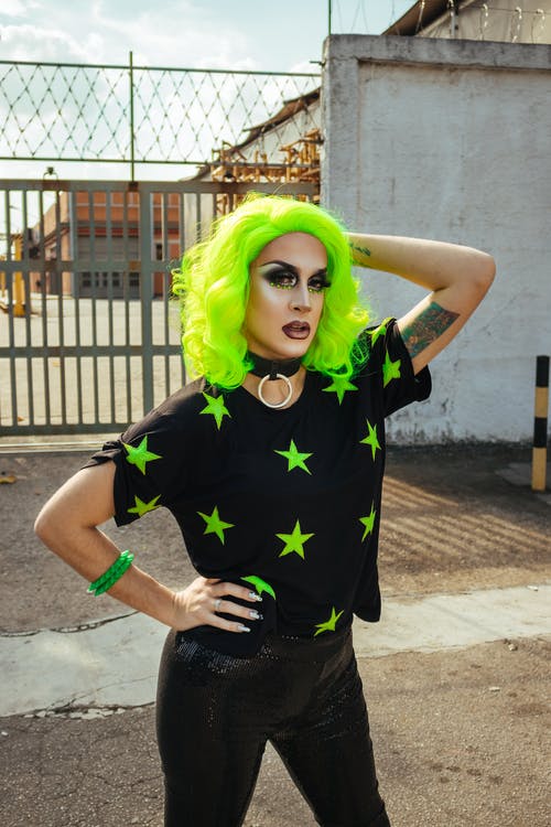 女人穿着黑色和绿色的星星印花衬衫 · 免费素材图片