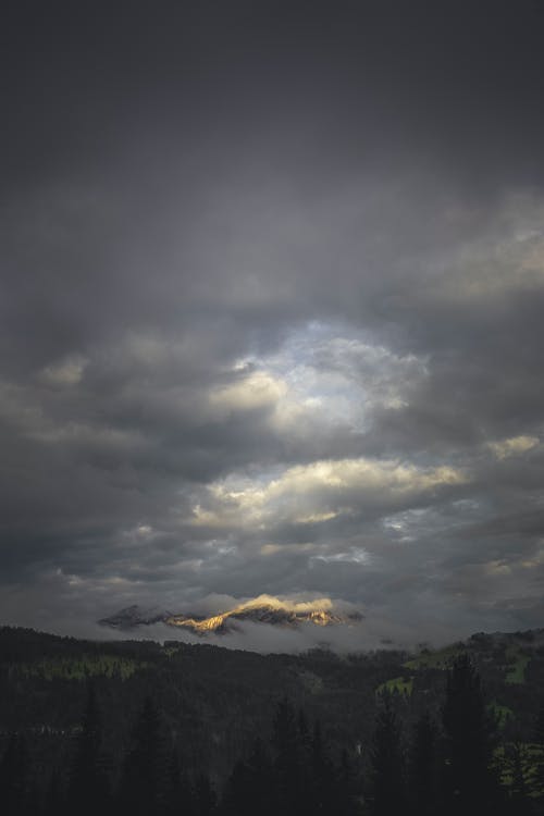 乌云的风景照片 · 免费素材图片