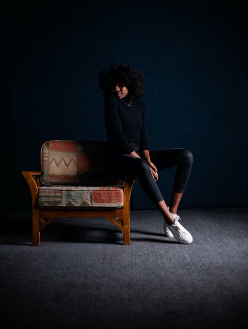 坐在扶手椅上的女人 · 免费素材图片