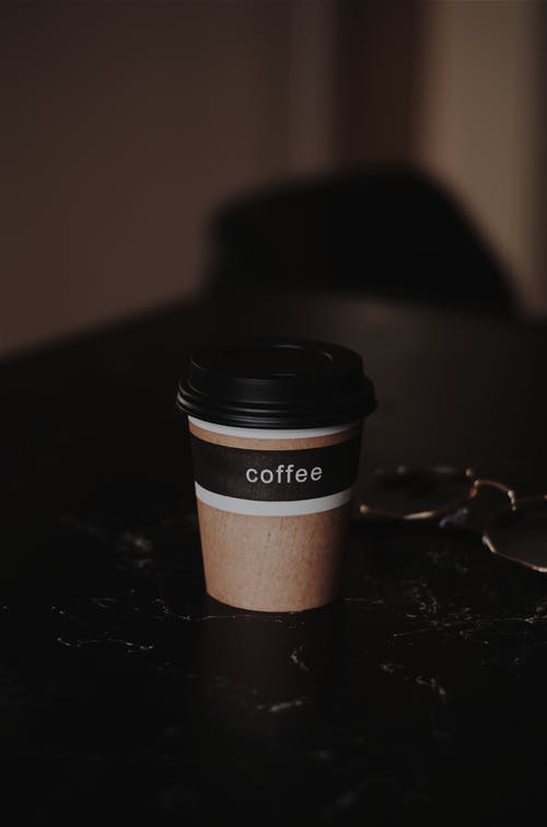 棕色和黑色带盖咖啡一次性杯子 · 免费素材图片