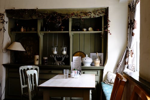 绿色展示柜和厨房白色餐具 · 免费素材图片