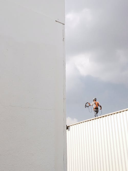 在屋顶上行走的人 · 免费素材图片