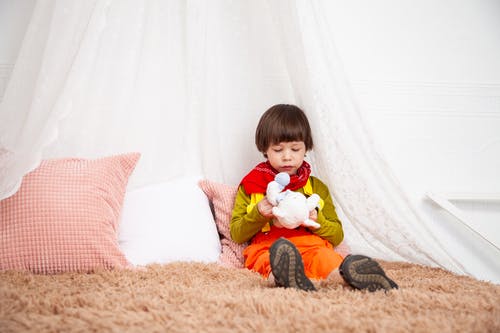 男孩坐在床上 · 免费素材图片