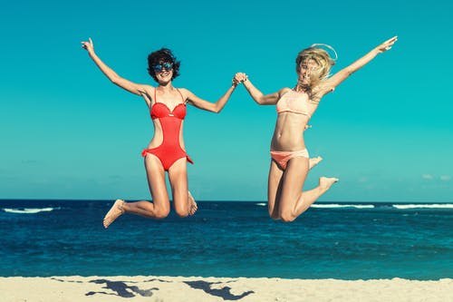 两个女人在比基尼跳 · 免费素材图片
