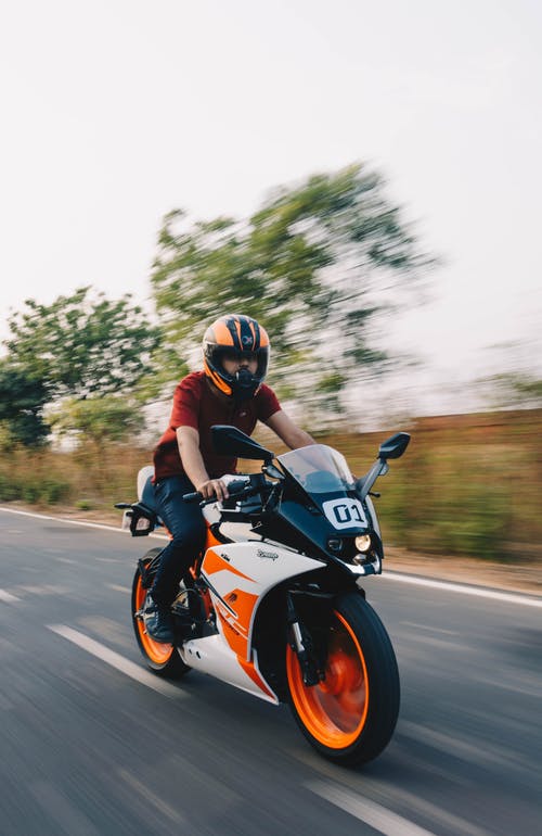 男子骑运动摩托车的延时照片 · 免费素材图片