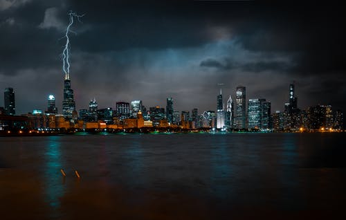 闪电袭击高层建筑时夜间的芝加哥城市景观照片 · 免费素材图片