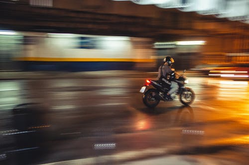 夜间骑摩托车的人的延时照片 · 免费素材图片