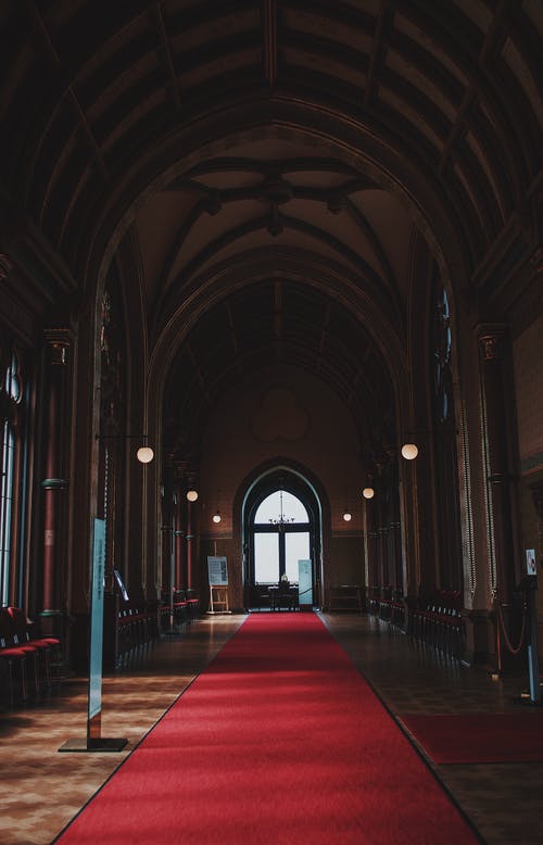 拱大教堂入口与红地毯 · 免费素材图片