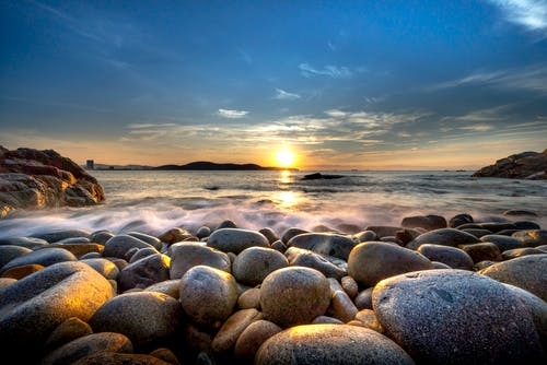 日出时的石滩 · 免费素材图片
