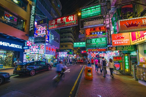 夜间在大街上的人骑自行车 · 免费素材图片