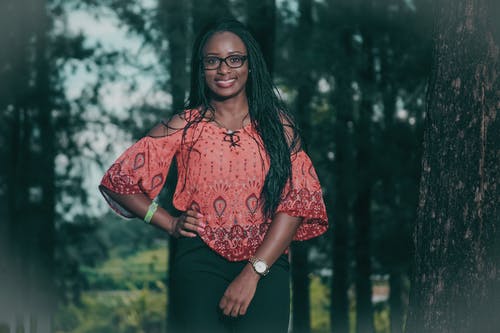 女士粉红色和绿色碎花连衣裙 · 免费素材图片