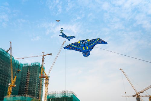 天空中的蓝色风筝 · 免费素材图片