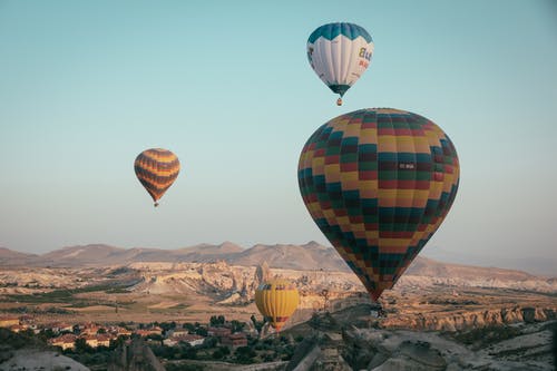 天空上的彩色热气球 · 免费素材图片