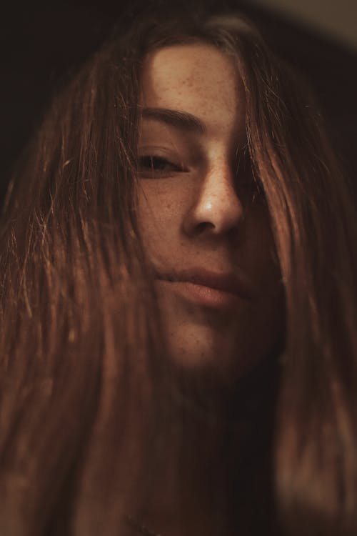 关闭一个人的照片 · 免费素材图片