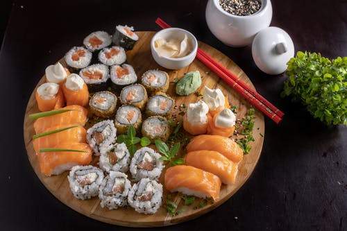 木托盘上的日本寿司和生鱼片 · 免费素材图片