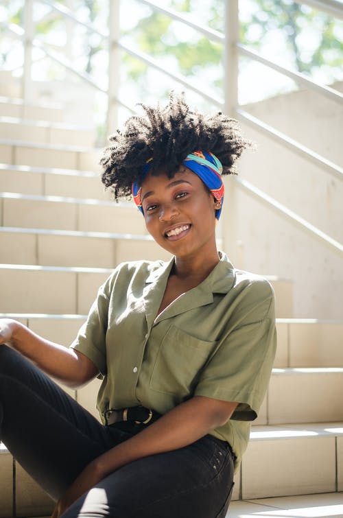 一个女人坐在楼梯上 · 免费素材图片