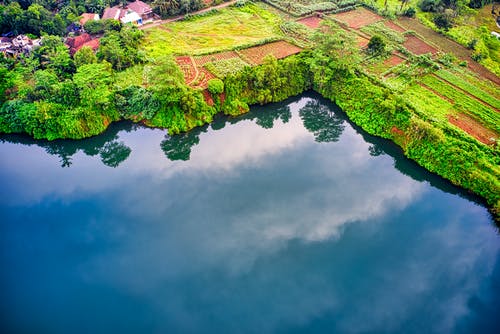 水域在格林菲尔德附近的鸟瞰图 · 免费素材图片