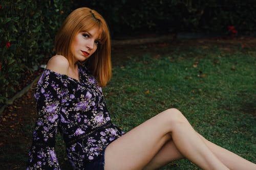 妇女的黑色和粉红色花朵无袖连衣裙 · 免费素材图片