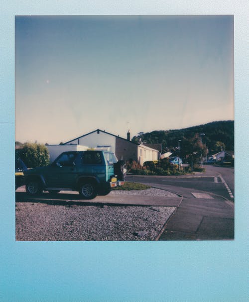 蓝色suv停在车道上 · 免费素材图片