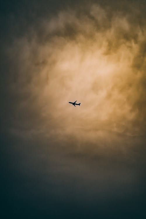 飞机在天空中的剪影 · 免费素材图片