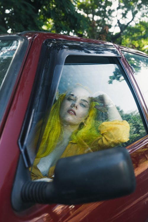 在驾驶员座位上染黄色头发的女人 · 免费素材图片
