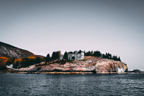 岛山顶上的白色和灰色房子 · 免费素材图片