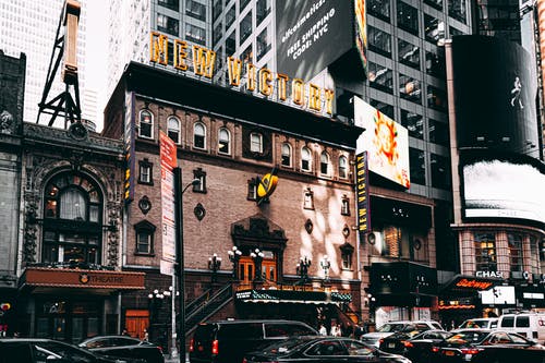 跨灰色建筑物的新胜利霓虹灯标牌 · 免费素材图片