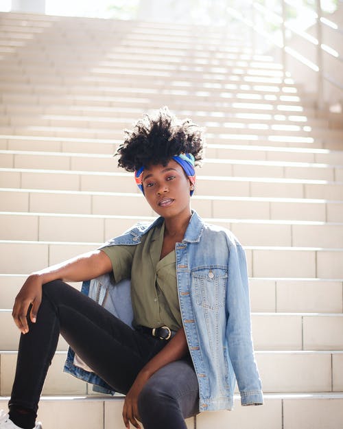 绿色的衬衫，坐在楼梯上的女人 · 免费素材图片