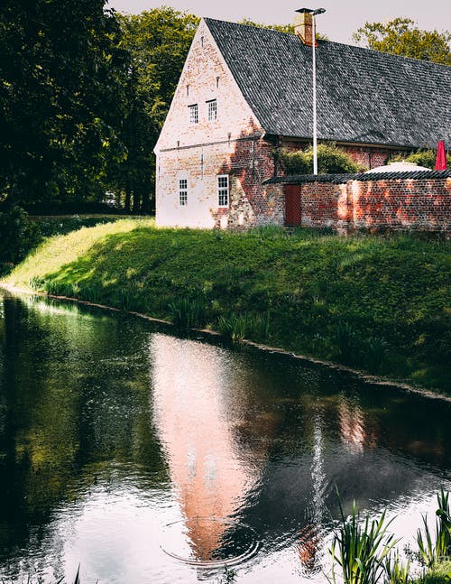 河边的房子 · 免费素材图片