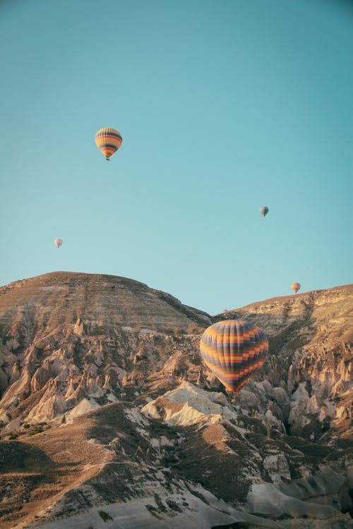 漂浮在群山之上的热气球 · 免费素材图片