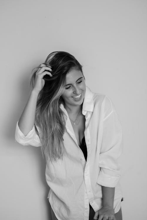 女人的黑白照片 · 免费素材图片