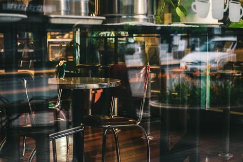 不锈钢小酒馆桌 · 免费素材图片