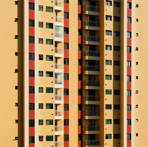 棕色和红色大厦 · 免费素材图片