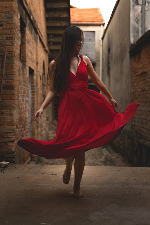 站在巷子里的红裙子的女人 · 免费素材图片