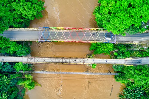 洪水泛滥的河上大桥的航拍照片 · 免费素材图片