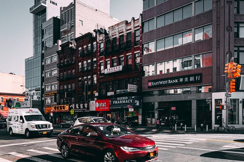 东西银行大楼附近过街的车辆 · 免费素材图片