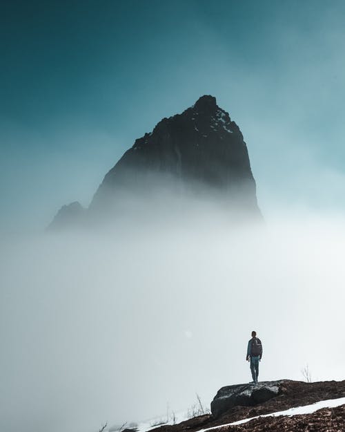 男人看着岩层 · 免费素材图片